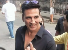 अक्षय कुमार यांनी महाराष्ट्र विधानसभा निवडणुकीत मतदान केल्यानंतर इंकने चिन्हांकित केलेली बोट दाखवली