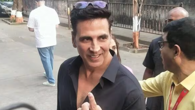 अक्षय कुमार यांनी महाराष्ट्र विधानसभा निवडणुकीत मतदान केल्यानंतर इंकने चिन्हांकित केलेली बोट दाखवली