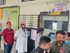 महेश दादा यांनी लोकशाहीच्या मंदिरात मतदानाचा हक्क बजावला