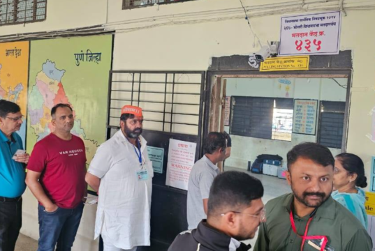 महेश दादा यांनी लोकशाहीच्या मंदिरात मतदानाचा हक्क बजावला