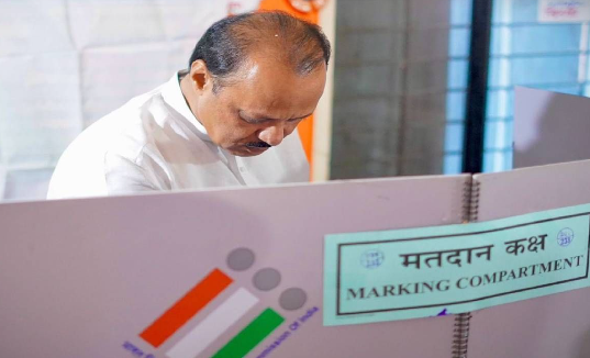 बारामतीत अजित पवारांनी बजावला मतदानाचा हक्क; लोकशाही प्रक्रियेला दिला प्रोत्साहनाचा संदेश.