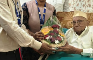 पुणे: १०४ वर्षीय चंद्रभान भन्साळी यांनी घरातून मतदान करून लोकशाहीत नोंदवला सहभाग; लोकशाही मजबूत करण्याचे आवाहन.