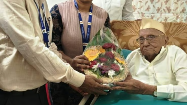 पुणे: १०४ वर्षीय चंद्रभान भन्साळी यांनी घरातून मतदान करून लोकशाहीत नोंदवला सहभाग; लोकशाही मजबूत करण्याचे आवाहन.