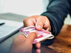 पुण्यात दंडखोरी करणारा गुंड एक वर्षानंतरही दंडवाढीच्या मागणीसाठी अटक; दुकानदाराने पोलिसांकडे तक्रार केली.