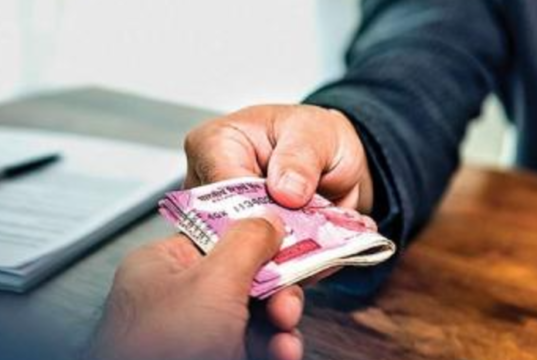 पुण्यात दंडखोरी करणारा गुंड एक वर्षानंतरही दंडवाढीच्या मागणीसाठी अटक; दुकानदाराने पोलिसांकडे तक्रार केली.