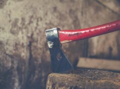 पिंपरीत व्यवसायिकाकडून माजी कामगाराची कुर्हाडीने हत्या; आरोपी स्वतः रक्तलांछित कुर्हाड घेऊन पोलीस ठाण्यात हजर.