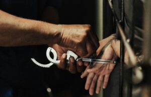 ठाण्यातील हादरवणारी घटना: तीन वर्षीय पुतणीची हत्या, नातेवाईकांकडून मृतदेह अर्धवट जळालेल्या स्थितीत उलगसनगरमध्ये फेकला; आरोपीला अटक.