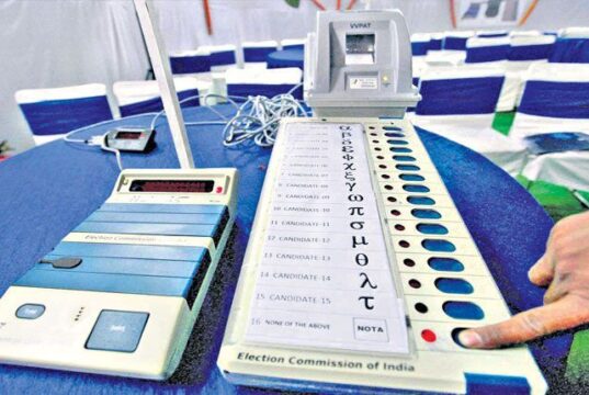 मुंबई: पोलीस शिपायाने पोस्टल मतदार चिठ्ठीचे सोशल मीडियावर फोटो पोस्ट केले; निवडणूक प्रक्रियेच्या पवित्रतेला धक्का.