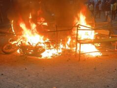 बुलढाण्यात दोन गटांमध्ये संघर्ष; दगडफेक, जाळपोळ आणि हाणामारी, पोलिसांनी ताबा घेतला.