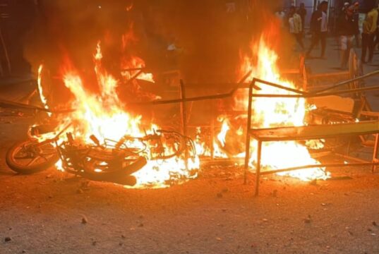 बुलढाण्यात दोन गटांमध्ये संघर्ष; दगडफेक, जाळपोळ आणि हाणामारी, पोलिसांनी ताबा घेतला.