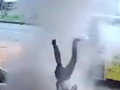 पंक्चर काढताना टायर फुटला, मेकॅनिक हवेत उडून खाली पडला