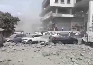 वळे फाट्यावर भीषण घटना; दगड वाहतूक करणारा डंपर मॉलच्या पार्किंगमध्ये घुसला, नागरिकांमध्ये खळबळ