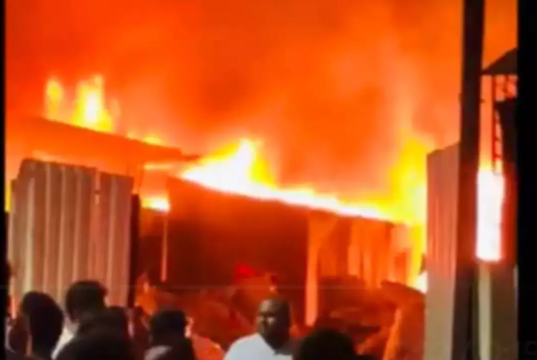 हडपसरमधील प्लास्टिक स्क्रॅप गोडाऊनला भीषण आग; सुदैवाने जीवितहानी नाही.