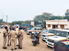 माळशिरस तालुक्यातील मरकडवाडी गावात बॅलेट पेपरवर मतदानाची मागणी; प्रशासनाने परवानगी नाकारल्याने गावकऱ्यांचा आक्रमक पवित्रा, गावात संचारबंदी लागू.