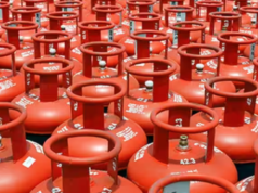 महागाईचा झटका: डिसेंबरच्या पहिल्याच दिवशी LPG सिलिंडरच्या किमतीत वाढ.