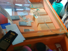 उरुळी कांचनमध्ये मोबाईल दुकानावर टोळक्याचा हल्ला; दुकानाची तोडफोड.