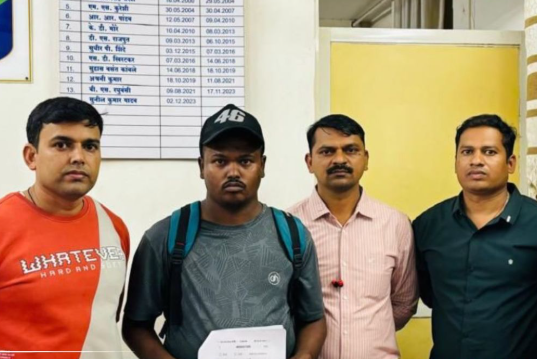 तिकीट परीक्षकाच्या सतर्कतेमुळे बनावट आरक्षित तिकीट पाठवणारा फसवणूक करणारा पुणे स्थानकावर जेरबंद.