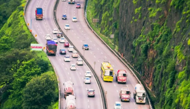 मुंबई-पुणे द्रुतगती मार्गावर पीक अवर दरम्यान टोल दरवाढ जाहीर – नवीन दर आणि वेळापत्रक वाचा!