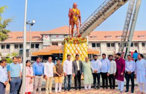 महात्मा गांधी यांच्या पुण्यतिथीनिमित्त काँग्रेसच्या वतीने अभिवादन! पुण्यात मान्यवरांच्या उपस्थितीत कार्यक्रम संपन्न