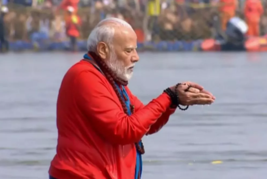 पावन संगममध्ये पंतप्रधान मोदीं – मुख्यमंत्री योगींसह संतांच्या साक्षीने गंगापूजन!
