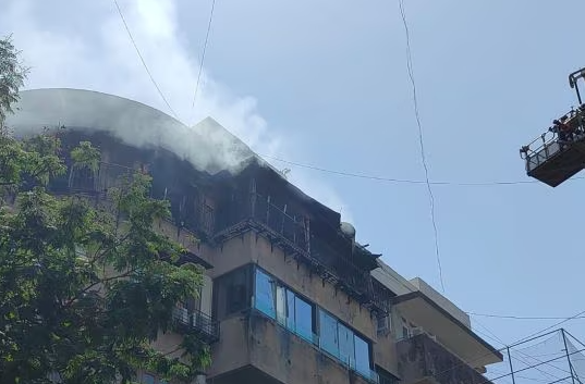 मुंबईच्या मरीन लाइन्समधील सहा मजली इमारतीला भीषण आग – जीवितहानी टळली