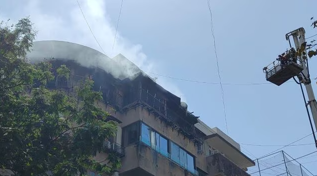 मुंबईच्या मरीन लाइन्समधील सहा मजली इमारतीला भीषण आग – जीवितहानी टळली