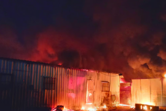 पुणे: मांजरीतील लाउडस्पीकर फॅक्टरीला भीषण आग – लाखोंचा माल जळून खाक!