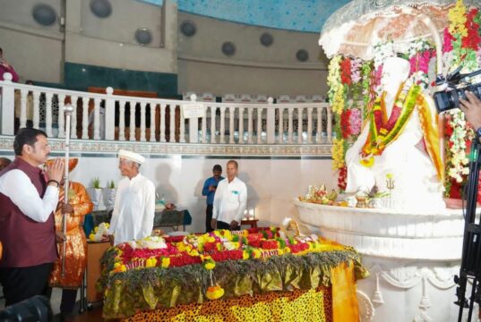 मुख्यमंत्री देवेंद्र फडणवीस यांनी घेतले जगद्गुरु दत्त चिले महाराजांचे दर्शन; कोल्हापूरमध्ये भव्य स्वागत-सत्कार!