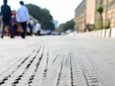 मुंबईत उष्णतेचा कहर! BMC मुख्यालयाजवळ रस्ता वितळला – आयएमडीचा ‘यलो अलर्ट’ जारी