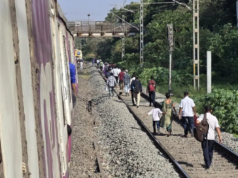 मुंबईतील हार्बर मार्गावरील – मांनखुर्द आणि वाशी बॅनरमुळे हार्बर मार्गावरील लोकल सेवा विस्कळीत