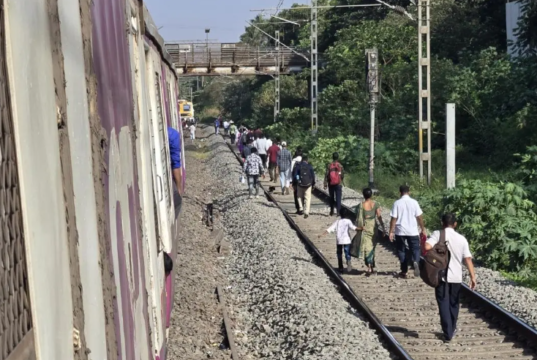मुंबईतील हार्बर मार्गावरील – मांनखुर्द आणि वाशी बॅनरमुळे हार्बर मार्गावरील लोकल सेवा विस्कळीत