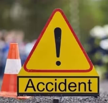 पुणे-मुंबई महामार्गावर भीषण अपघात! भरधाव ट्रकची धडक; वडील-मुलगी ठार, १२ जण जखमी