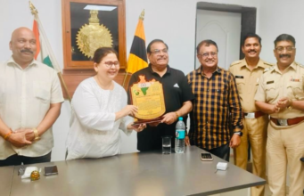 दुनियादारी परिवाराचा ‘एक्सलन्स अवॉर्ड’ स्वाती साठे यांना प्रदान !