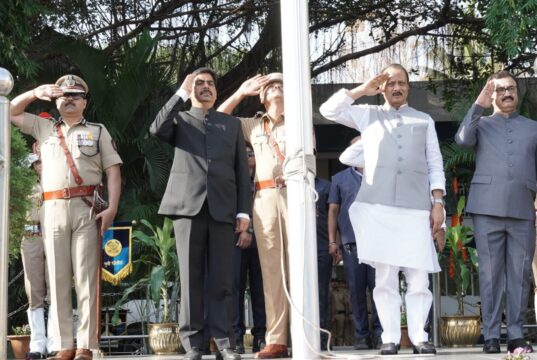 महाराष्ट्र दिनानिमित्त पुण्यात भव्य ध्वजारोहण समारंभ! उपमुख्यमंत्री अजित पवार यांच्या हस्ते राष्ट्रध्वजाला मानवंदना; १२ पथकांचा भव्य संचलन सोहळा संपन्न