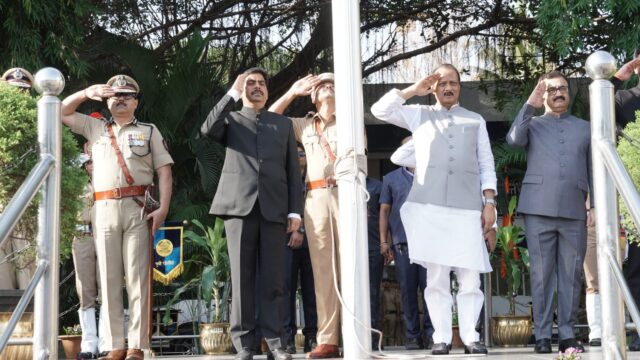 महाराष्ट्र दिनानिमित्त पुण्यात भव्य ध्वजारोहण समारंभ! उपमुख्यमंत्री अजित पवार यांच्या हस्ते राष्ट्रध्वजाला मानवंदना; १२ पथकांचा भव्य संचलन सोहळा संपन्न