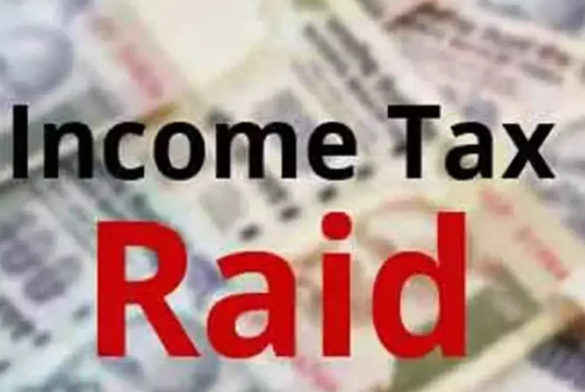 नाशिक दांपत्याकडून ओळखीच्या लोकांना तब्बल ₹२.२५ कोटींचा गंडा – खोट्या ‘इन्कम टॅक्स’ छाप्याच्या कहाणीने फसवणूक!