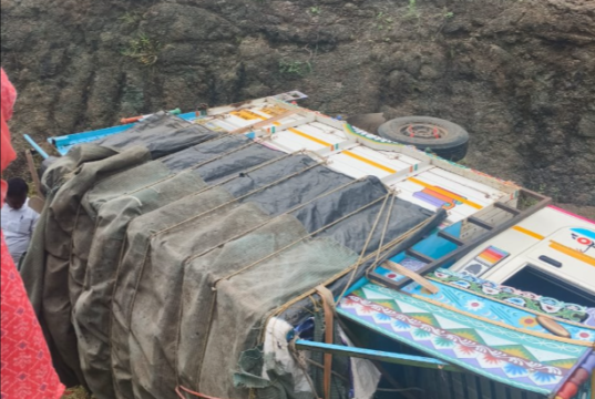 महाराष्ट्रातील पुणे जिल्ह्यातील कुंदेश्वर मंदिरात भीषण अपघात: ७ ठार, २० जखमी.