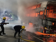 पुणे-बंगळूर महामार्गावर खाजगी बसची आगीत धडक! प्रवाशांचा अगदी टोकावर वाचलं.